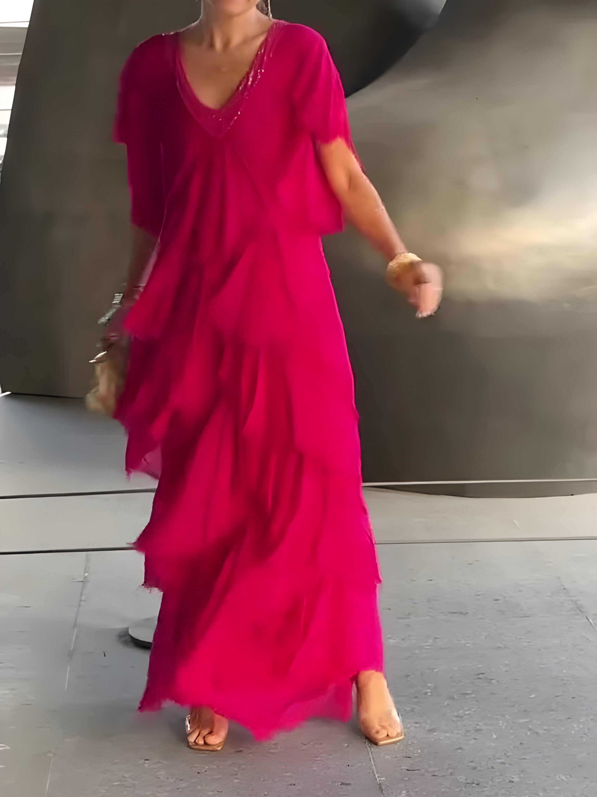 Elegant pleated dress with V-neck, ideal for any occasion