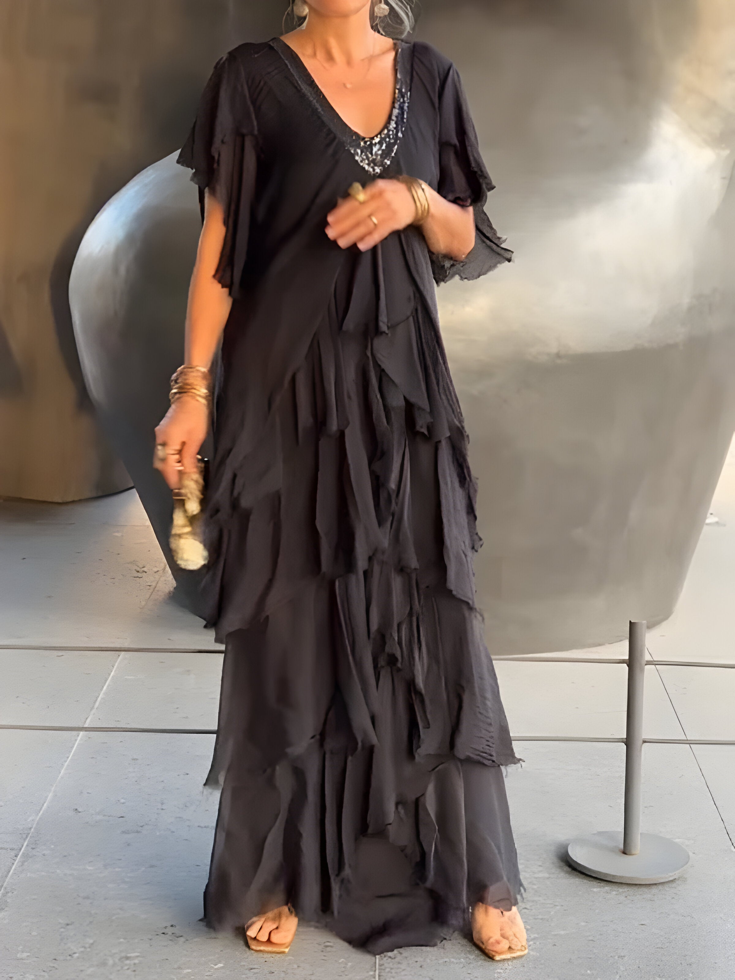 Elegant pleated dress with V-neck, ideal for any occasion