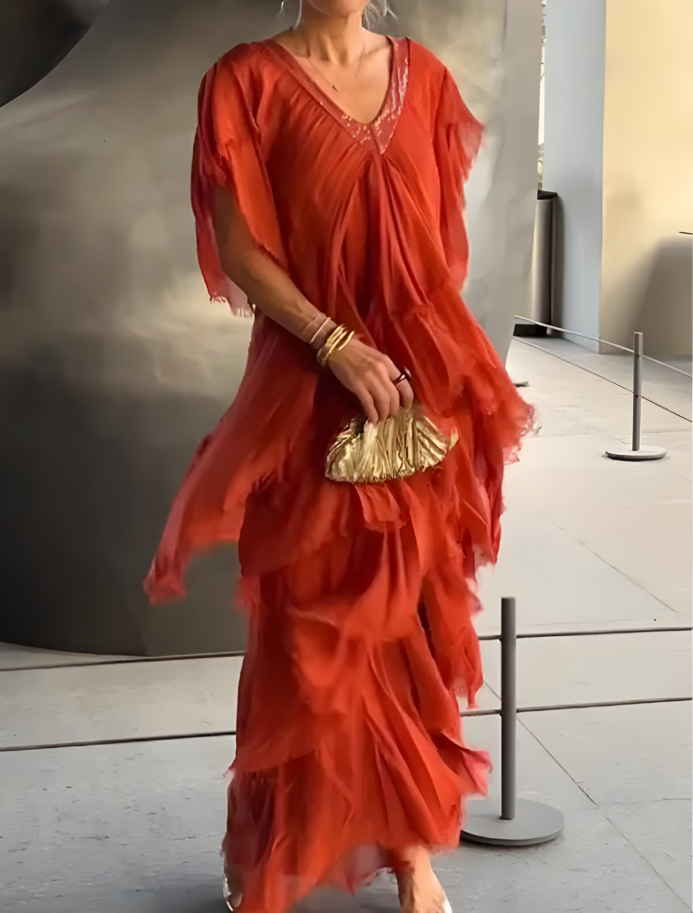 Elegant pleated dress with V-neck, ideal for any occasion