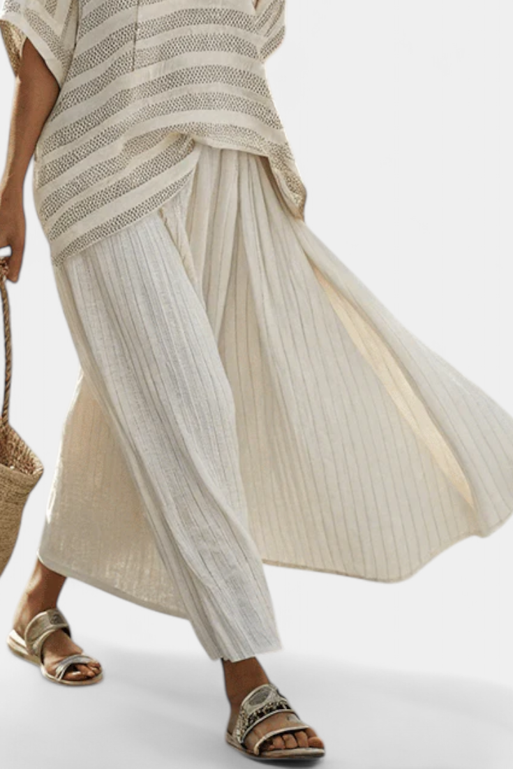 Complete bamboo linen Daisy set with elegant striped blouse and fluid pants for a modern and comfortable style