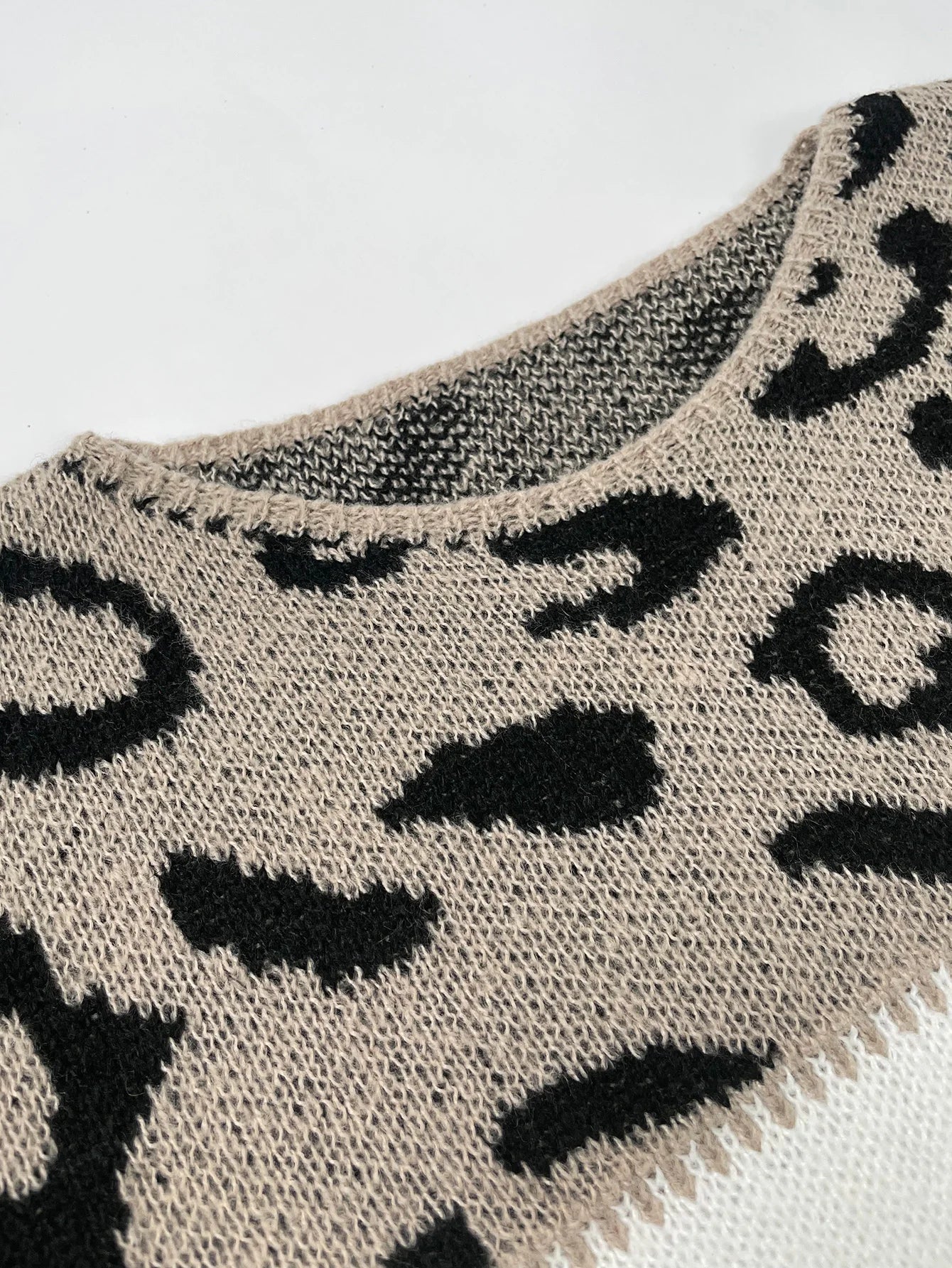 Penelope™ - Fashionable Sweater with Leopard Print