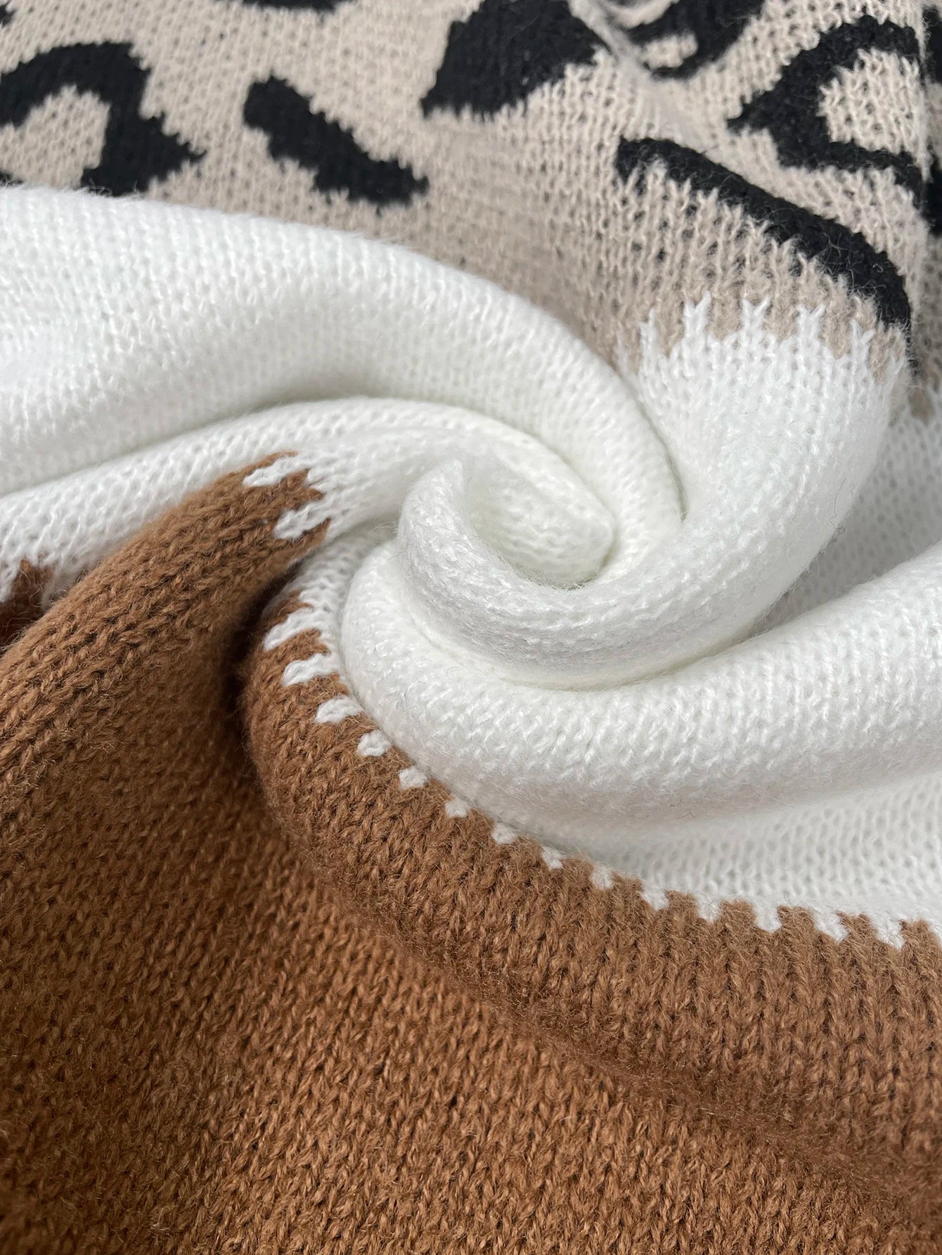 Penelope™ - Fashionable Sweater with Leopard Print